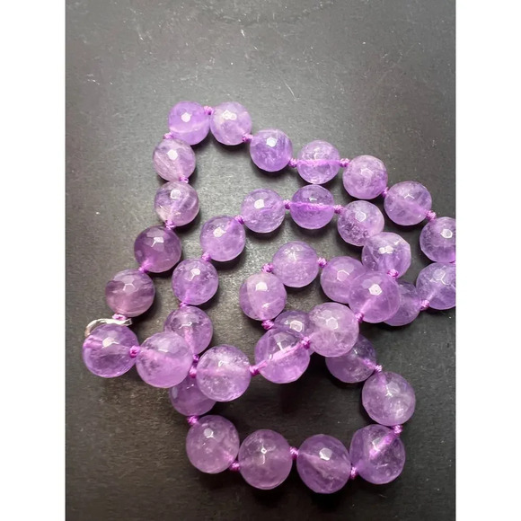 Faceted lavender amethyst knotted necklace with sterling clasp - Picture 2 of 11